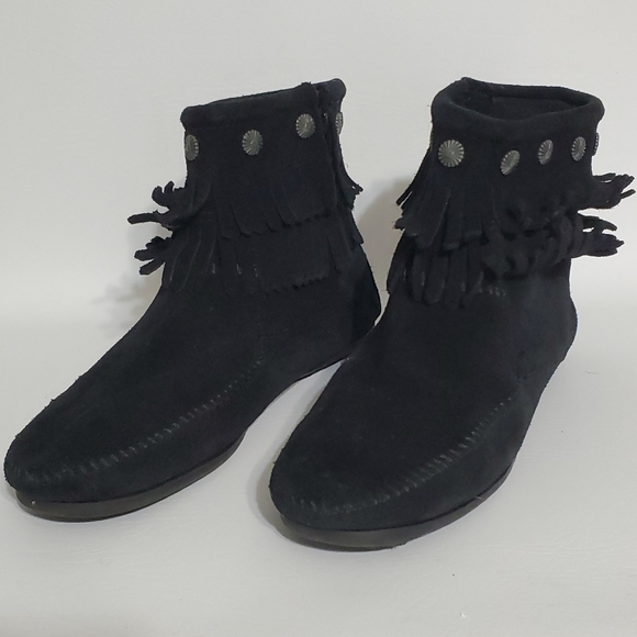 Minnetonka Shoes - Minnetonka Black Fringe Moccasins Women's Size 10